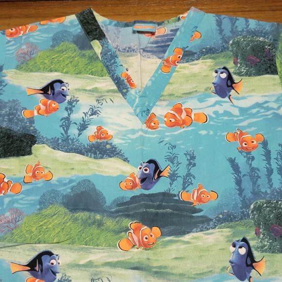Disney Finding Nemo Scrub Top Nemo & Dori - Size Small - Picture 2 of 5